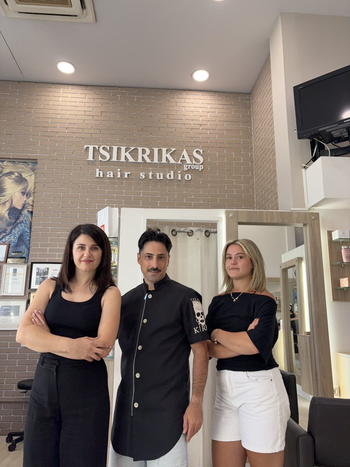 Η ομάδα του Tsikrikas Hair Studio